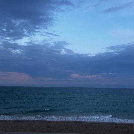 Acogedor Y Amplio Apartamento Familiar A Pie De Playa Calafell Exteriör bild