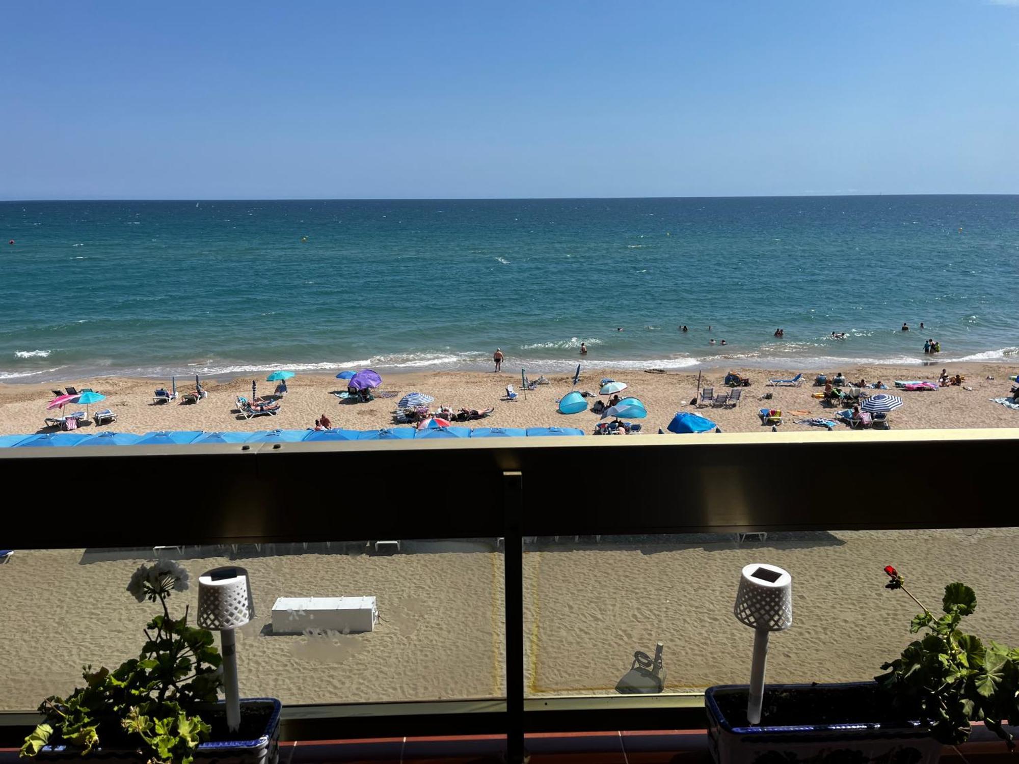 Acogedor Y Amplio Apartamento Familiar A Pie De Playa Calafell Exteriör bild